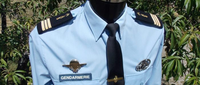 43 - CAPITAINE Escadron Parachutiste d'Intervention de la Gendarmerie Nationale EPIGN Képi Chemise cravate