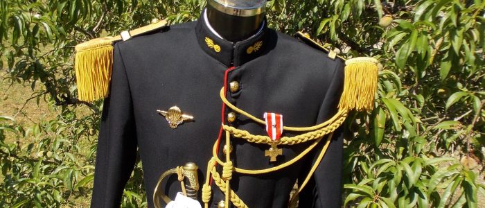 45 - CAPITAINE Tunique Garde Républicaine 1er RI 1ère Cie d'Honneur PARIS Shako de sous-officier - C